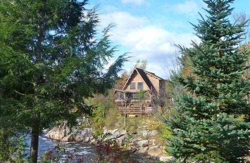 Hailesboro Cabin | River Front Log Cabin Near 1000 Islands, Adirondacks, Canada