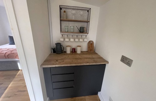 Wraysbury Cabin | River guest house with jacuzzi, fire and boat hire