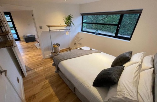 Wraysbury House | River guest house with jacuzzi fire and boat hire