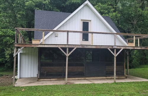 Booneville Cabin | River House within 30 minutes of Red River Gorge and Natural Bridge State Park.n