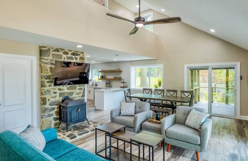 Colonial Beach House | River Refresh - Waterfront with Spa on Placid Bay