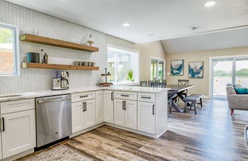 Colonial Beach House | River Refresh - Waterfront with Spa on Placid Bay