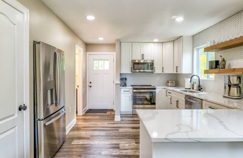Colonial Beach House | River Refresh - Waterfront with Spa on Placid Bay