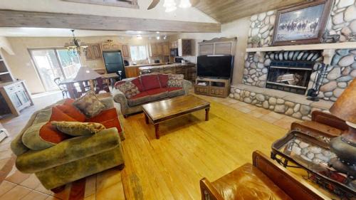 Red River House | River Ritz - Pet Friendly - WiFi - Near the Ski Area - Fireplace - On the River - Washer - Dryer -