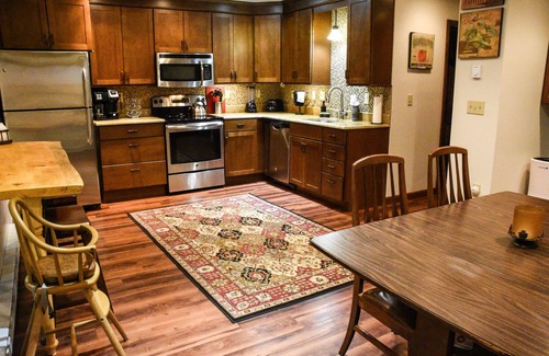 Jay House | River Rock Chalet, in-law suite with private entrance, 2 bedrooms and 2 baths.