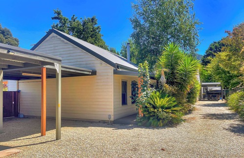 Jamieson Cottage | River Rock Cottage Centrally located and Dog friendly