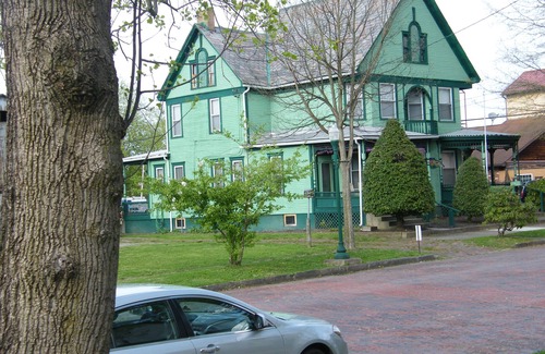 Marietta House | River Rock Cottage; Shopping, Restaurants, Sightseeing, right at your doorstep!