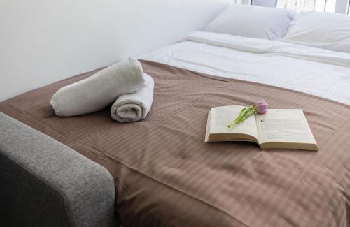 Business District Apartment | River To The City - Studio 7a Apartment