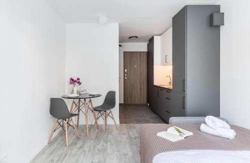 Business District Apartment | River To The City - Studio 7a Apartment