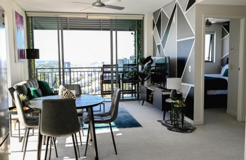 Bowen Hills Apartment | River view apartment in Brisbane with parking