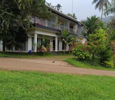 Devikolam House | Riverbench Homestay Munnar, Anaviratty