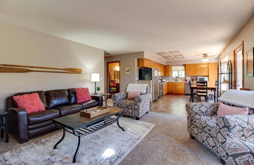 River West House | RiverBend Bungalow- RIVERFRONT with Salt Hot Tub, AC, 100+mbps Wifi, So Walkable