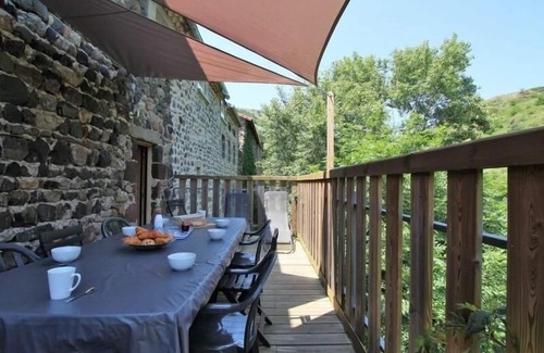 Saint-Julien-des-Chazes Cottage | Riverfront Retreat with Spacious Rooms & Terrace - Ideal for Families and Adventurers
