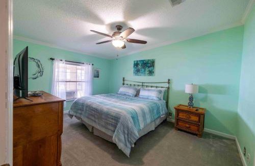 Crescent City House | Riverfront Boaters Paradise - Dock w Lifts