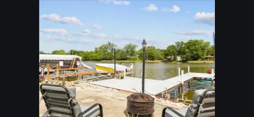 Fox River Grove House | Riverfront Cottage