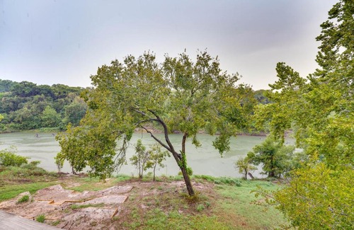 Thomaston House | Riverfront Cuero Vacation Home with Spacious Deck!