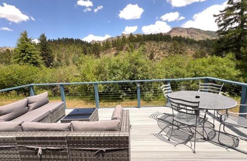 Bailey House | Riverfront Deckfishing, Sunsets, And Relaxation