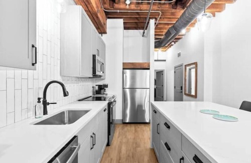 Downtown St. Louis Apartment | Riverfront DWTN Loft - W/D- Gated Parking