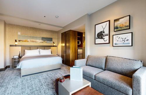 Avon Hotel | Riverfront Escape #320