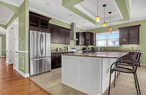 Tropic House | Riverfront Family Pool/Spa Game Rm 8bd/5.5ba 20ppl