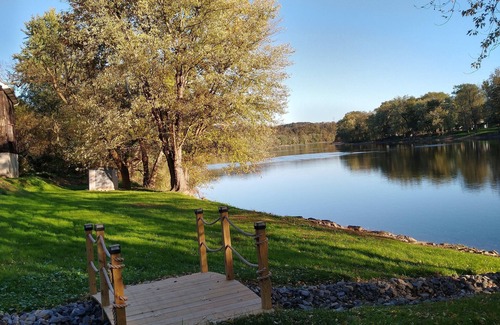 Newport House | Riverfront Getaway *Screened-in porch and deck!*