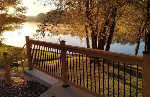 Newport House | Riverfront Getaway *Screened-in porch and deck!*