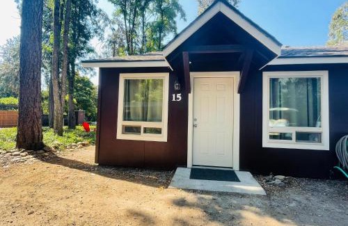 Shady Cove Hotel | Riverfront Lodging