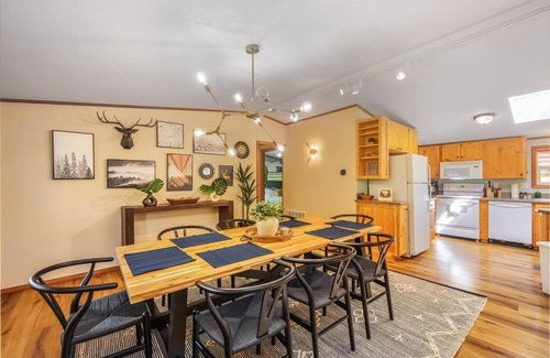 Gold Bar House | Riverfront Paradise w/Hot Tub-Little River House