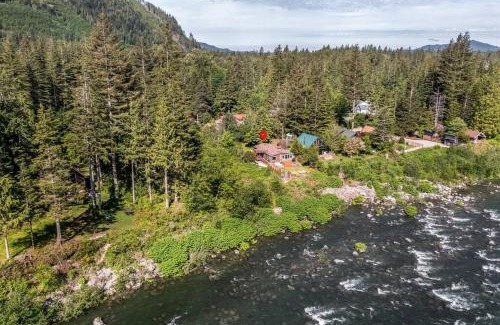 Gold Bar House | Riverfront Paradise w/Hot Tub-Little River House