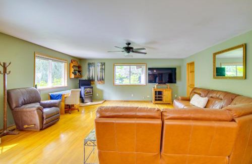 Startup House | Riverfront Rental with Deck 4 Mi to Wallace Falls!