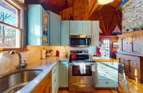 Boothbay Cabin | Riverfront retreat with a furnished deck, washer/dryer & fast WiFi