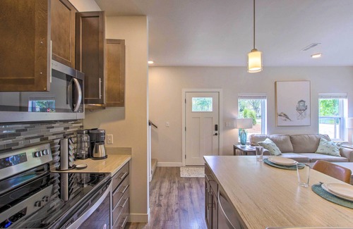 Sheboygan House | Riverfront Sheboygan Townhome w/Grill!