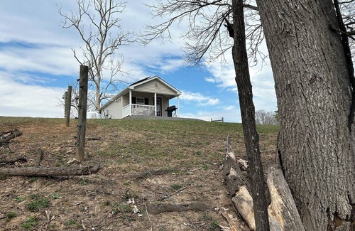 Elkton Cottage | Rivergreen Cottage-"Off The Grid"-WALK TO RIVER! Solar Powered!