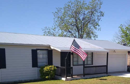 Llano House | Riverhouse - Adjacent To The Llano River and Badu Park.