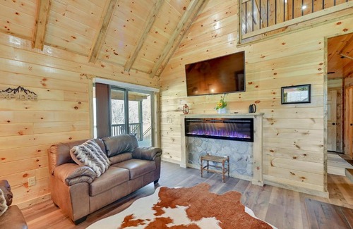 Beattyville House | Riverside Beattyville Cabin with Kayaks and Fire Pit!