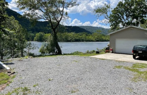 Bellepoint Cottage | Riverside cabin in NRG National Park & Preserve