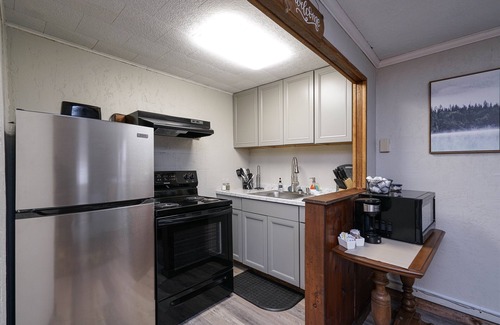 Elkins Cabin | Riverside De Luxe*WiFi*Steps to the River