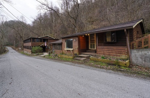 Elkins Cabin | Riverside De Luxe*WiFi*Steps to the River