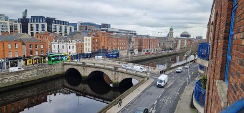The Liberties Apartment | Riverside Duplex Walk to Temple Bar & Guinness's