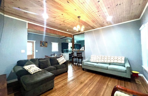 Belmont Historic District House | Riverside Home comfortable & cozy