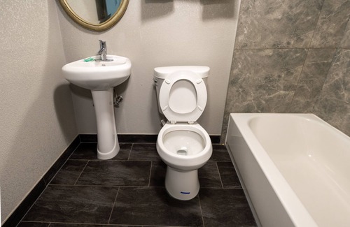 Hopewell Hotel | Riverside Inn and Suites