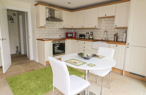 Cuckney Cottage | RIVERSIDE LODGE, with a garden in Cuckney