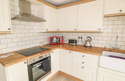 Cuckney Cottage | RIVERSIDE LODGE, with a garden in Cuckney