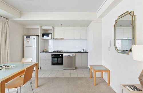 Kangaroo Point Apartment | Riverside Luxury w/Balcony, Pool & Stunning Views