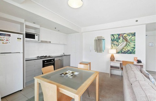 Kangaroo Point Apartment | Riverside Luxury w/Balcony, Pool & Stunning Views