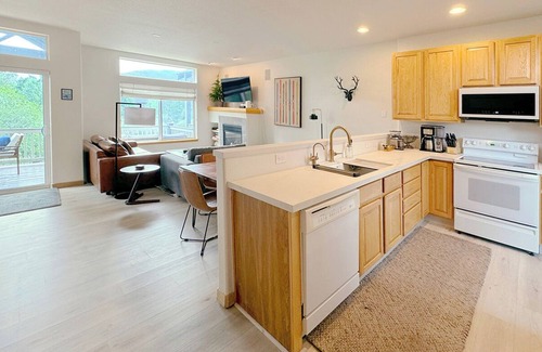 Silverthorne House | Riverside mountain getaway, million dollar views, ground access, attached garage