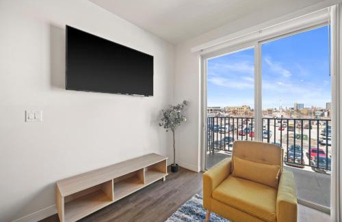 Fifth Ward Apartment | Riverside Plaza Blue