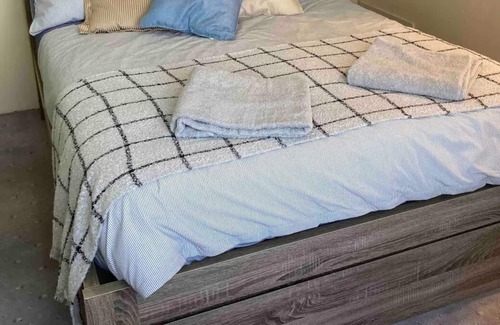 Oaks Estate House | Riverside Restn3 Bedrooms, 8 Guests