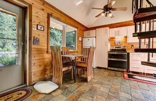Lyons Cabin | Riverside`s Hideout Cabin