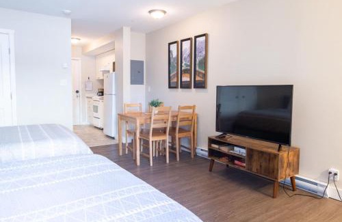 Harrison Hot Springs Apartment | RiversTail Retreat Pet-Friendly and Steps to The Lake